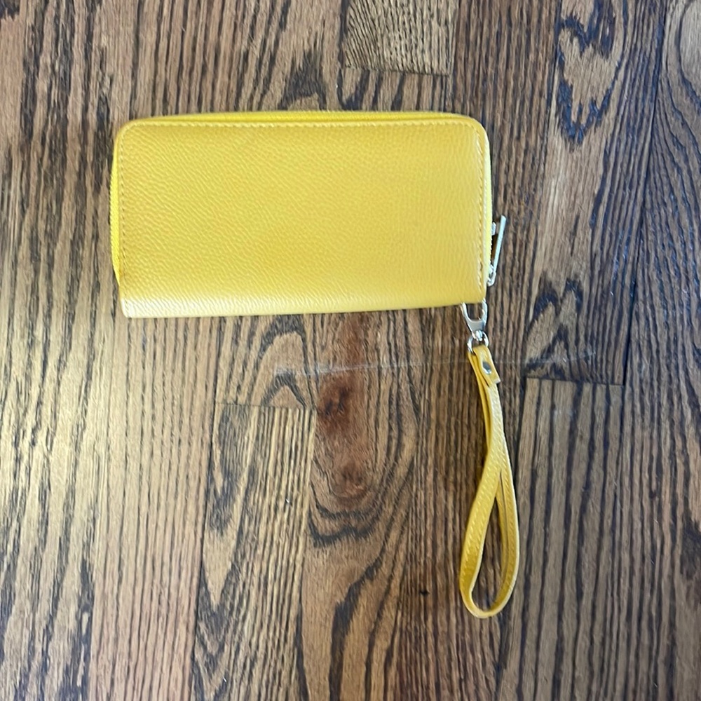Women’s wristlet wallet